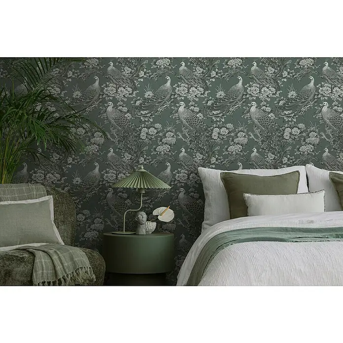 A.S. Création Michalsky Metropolis Vliestapete Dschungel - Grau-Schwarz, Floral, 10,05 x 0,53 m - Schlafzimmer mit Wandtapete mit Vogelmuster und grünen Akzenten im Bett und auf dem Beistelltisch mit Lampe für eine ruhige Atmosphäre.