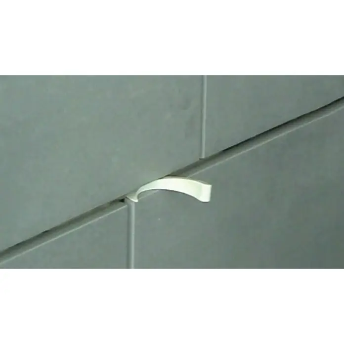Heka Keile - Fugenbreite 1 - 10 mm, 100 Stk. - Nahaufnahme einer weißen Kabelklemme, die an einem grauen Kabel befestigt ist, vor einem neutralen Hintergrund.