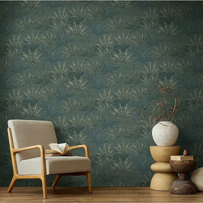 A.S. Création Michalsky Metropolis Vliestapete Hanfblätter - Grau-Grün-Blau, Floral, 10,05 x 0,53 m - Elegantes Interieur mit einem stilvollen Sessel und einer dekorativen Wandtapete. Einladende Atmosphäre mit gedämpften Farben.