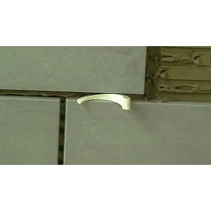 Heka Keile - Fugenbreite 1 - 10 mm, 100 Stk. - Nahaufnahme eines Nivellierclips für Fliesen, der zwischen Fliesen eingesetzt wird, um eine ebene Fläche zu gewährleisten.