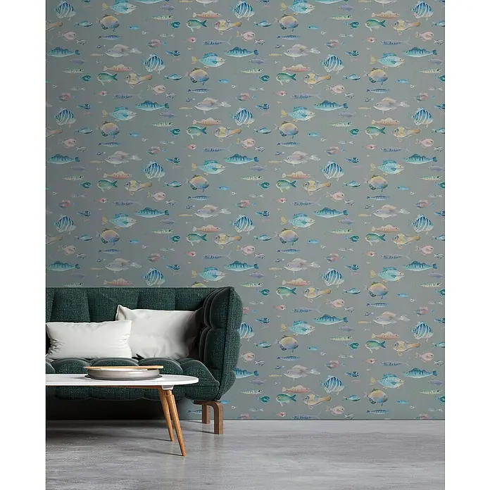 A.S. Création Pintwalls 2 Vliestapete Fische - Grau-Bunt-Blau, Tieroptik, 10,05 x 0,53 m - Wohnzimmer mit smaragdgrünem Sofa und Wandtapete mit bunten Fischen, die dem Raum einen lebhaften und maritimen Touch verleihen.