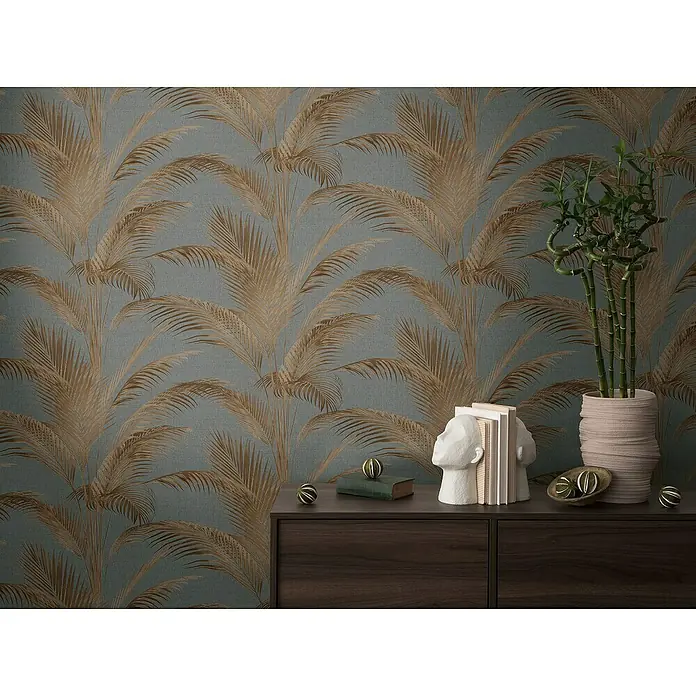 A.S. Création Michalsky Metropolis Vliestapete Palmwedel - Grau-Rost-Metallic, Floral, 10,05 x 0,53 m - Das Foto zeigt eine Nahaufnahme einer luxuriösen Dekoration mit einem Bücherregal und einem stilvollen Hintergrund mit Palmenmuster.