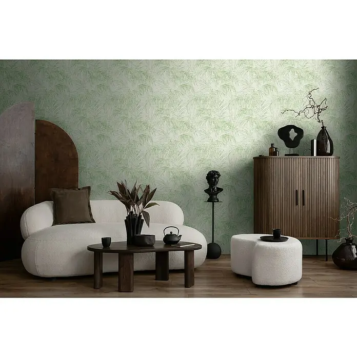 A.S. Création Michalsky Metropolis Vliestapete Farn - Creme-Grün, Floral, 10,05 x 0,53 m - Ein elegantes Wohnzimmer mit einem stilvollen Schrank, einem bequemen Sofa und einem dekorativen Hocker.