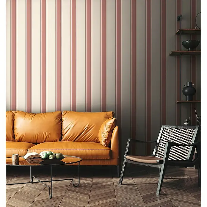 A.S. Création Michalsky Metropolis Vliestapete - Creme-Rot, Streifen, 10,05 x 0,53 m - Geräumiges Wohnzimmer mit einem gelben Sofa, einem Glasstisch und einem Sessel vor einer gestreiften Wand.