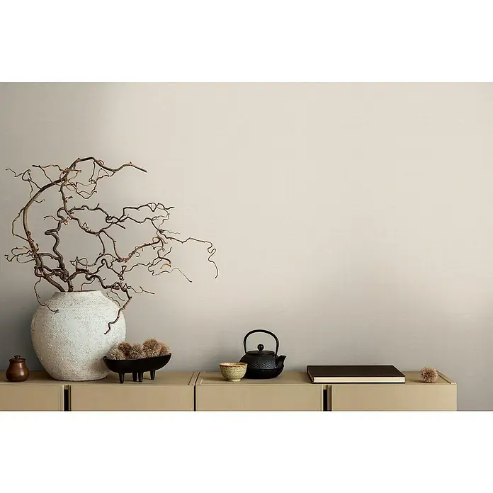 A.S. Création Michalsky Metropolis Vliestapete - Creme-Weiß, Uni, 10,05 x 0,53 m - Stillleben mit einer Vase, Ästen, einer Teekanne und einem Buch auf einem Sideboard. Die sanfte Farbpalette strahlt Ruhe aus.