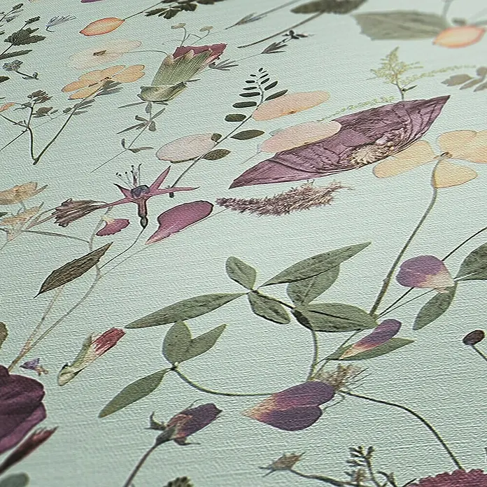A.S. Création Pintwalls 2 Vliestapete Blumen - Grün-Violett-Gelb, Floral, 10,05 x 0,53 m - Detailaufnahme einer Wandtapete mit floralem Muster, das eine elegante und natürliche Raumatmosphäre schafft.