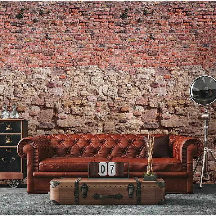 A.S. Création The Wall 2 Fototapete Steinmauer - B x H: 159 x 280 cm, Vlies - Blick auf ein Interieur mit einem Ledersofa, einem Couchtisch mit Gepäckmotiv und einem Industrieventilator vor einer Ziegelwand.
