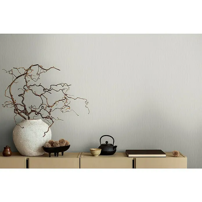 A.S. Création Michalsky Metropolis Vliestapete - Hellgrau, Uni, 10,05 x 0,53 m - Dekorative Stillleben-Anordnung auf einem Sideboard. Eine Vase mit Ästen, Teekanne und Schale mit Deko-Kugeln.