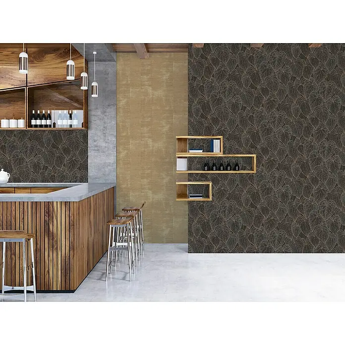 A.S. Création Daniel Hechter 7 Vliestapete Blattdesign - Braun-Schwarz-Gold, Floral, 10,05 x 0,53 m - Elegantes Interieur mit einer stilvollen Bar und einem Regal an einer Wand mit floral gemusterter Tapete.