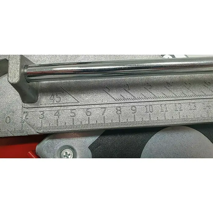Heka Handfliesenschneider MaxiCut - Max. Schnittlänge: 1.200 mm - Nahaufnahme der Skala einer Fliesenschneidemaschine, die präzise Schnitte ermöglicht. Ideal für akkurate Fliesenarbeiten.