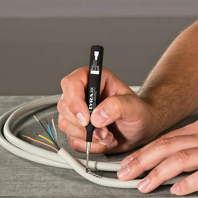 Lyra Bohrlochmarker Ink - Schwarz, Schwarz - Ein LYRA Ink Permanent Deep Hole Marker wird zum Beschriften eines Kabels verwendet, um es zu kennzeichnen. Präzise Markierung für Elektriker.