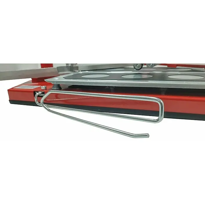 Heka Handfliesenschneider MaxiCut - Max. Schnittlänge: 1.200 mm - Nahaufnahme eines Fliesenschneiders in Rot und Silber mit einem hervorstechenden Metallgriff.