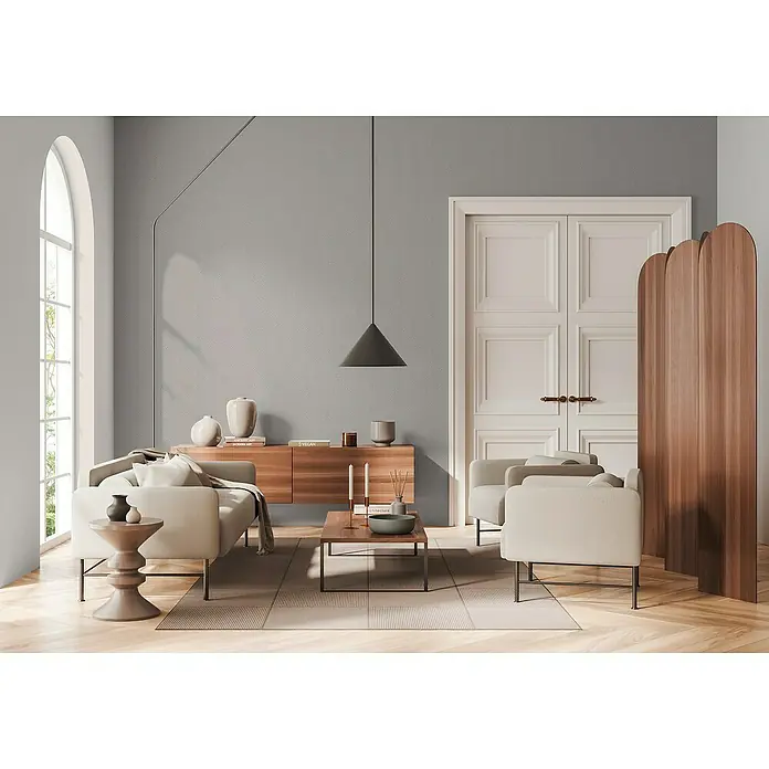 A.S. Création Daniel Hechter 7 Vliestapete 3D-Grafikstreifen - Hellgrau-Metallic, Grafisch, 10,05 x 0,53 m - Elegantes Wohnzimmer mit stilvoller Einrichtung, darunter ein modernes Sofa, ein Couchtisch und eine Pendelleuchte, die dem Raum ein gemütliches Ambiente verleihen.
