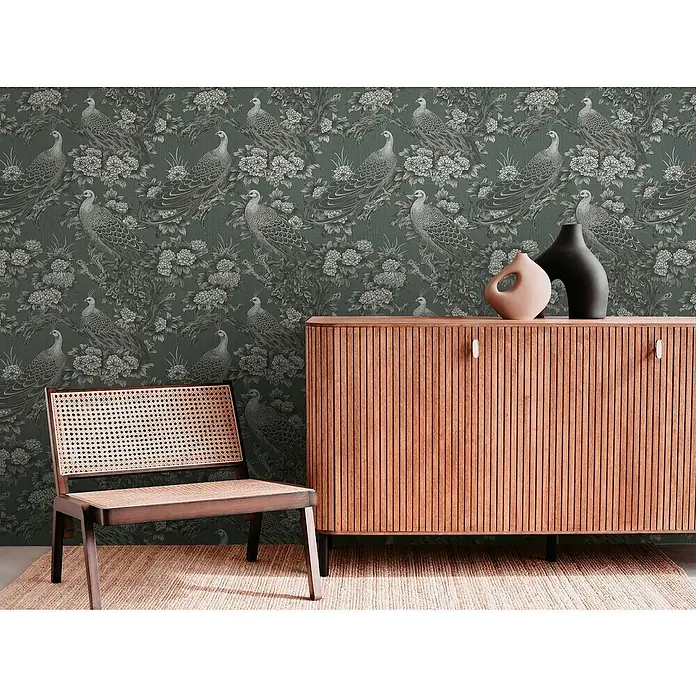 A.S. Création Michalsky Metropolis Vliestapete Dschungel - Grau-Schwarz, Floral, 10,05 x 0,53 m - Elegantes Sideboard aus Holz mit vertikalen Lamellen und dekorativen Vasen, stilvolle Möbel für ein modernes Interieur mit gemusterten Tapeten.