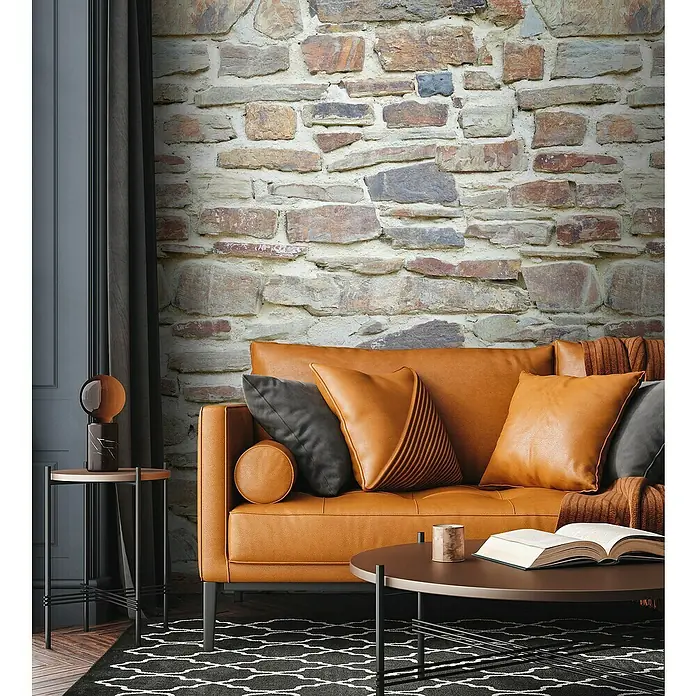 A.S. Création The Wall 2 Fototapete Steinwand I - B x H: 159 x 280 cm, Vlies - Elegantes Wohnzimmer mit einem braunen Ledersofa, grauen Kissen und einem runden Couchtisch. Die Steinwand verleiht dem Raum Charakter.