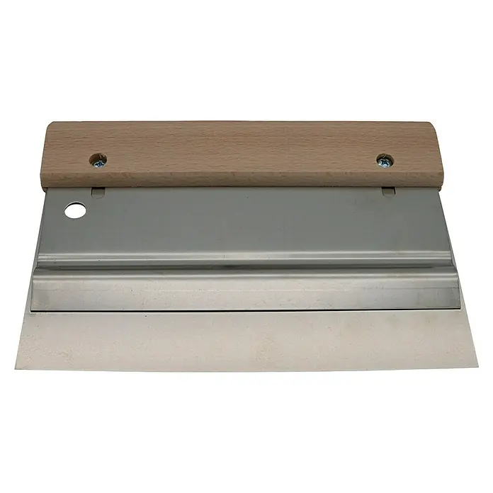 Heka Flächenspachtel - 155 mm - Nahaufnahme eines Rakelwerkzeugs mit Holzgriff, das für Siebdruckanwendungen verwendet wird und präzise Farbauftragung ermöglicht.