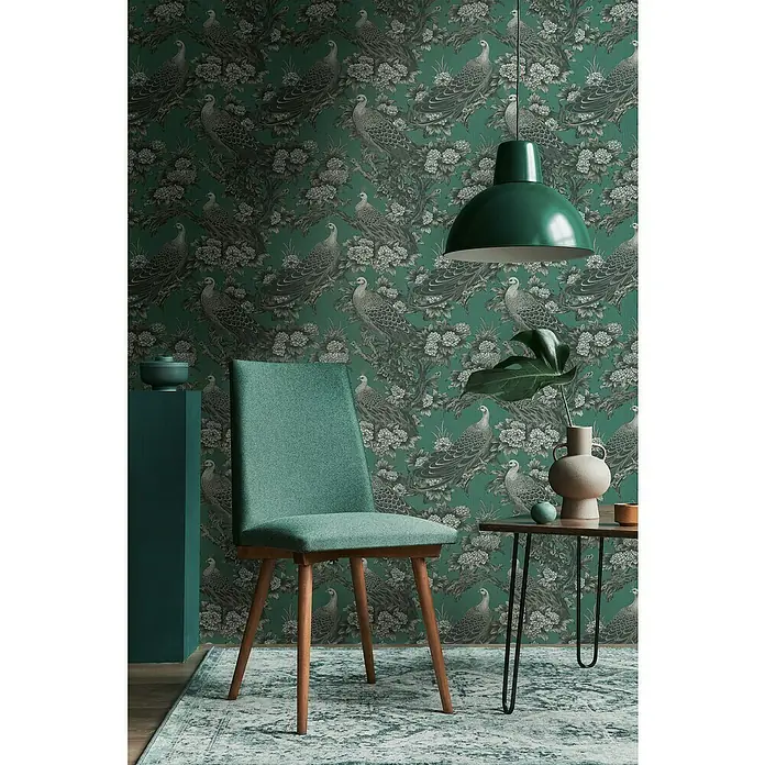 A.S. Création Metropolitan Stories Vliestapete Dschungel - Grau-Grün-Schwarz, Floral, 10,05 x 0,53 m - Elegantes Interieur mit smaragdgrünem Stuhl, passender Lampe und gemusterten Tapeten, die ein harmonisches und stilvolles Ambiente schaffen.
