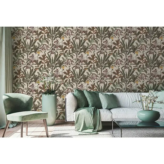 A.S. Création Pintwalls 2 Vliestapete Dschungel - Grün-Creme-Rosa, Floral, 10,05 x 0,53 m - Ein Wohnzimmer mit einer Wand, die mit einer botanischen Tapete mit Kakadus und tropischen Pflanzen verziert ist, sowie modernen Möbeln.