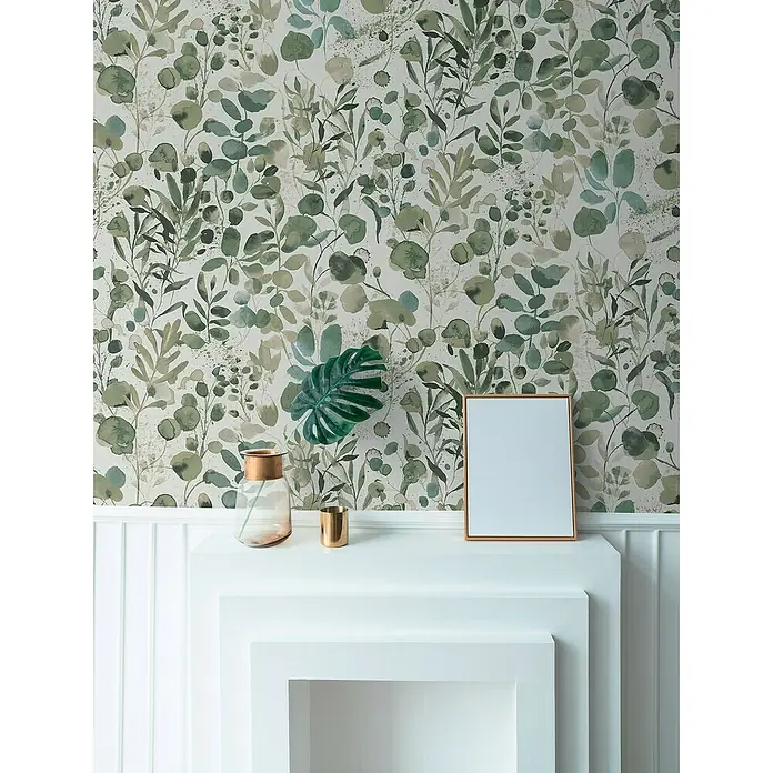 A.S. Création Pintwalls 2 Vliestapete Blätter - Grün-Blau-Weiß, Floral, 10,05 x 0,53 m - Einrichten mit Stil: Dekorativer Kunstdruck mit floralem Muster, Vase und Kerzenhalter auf einem weißen Kaminsims, der moderne Eleganz ausstrahlt.