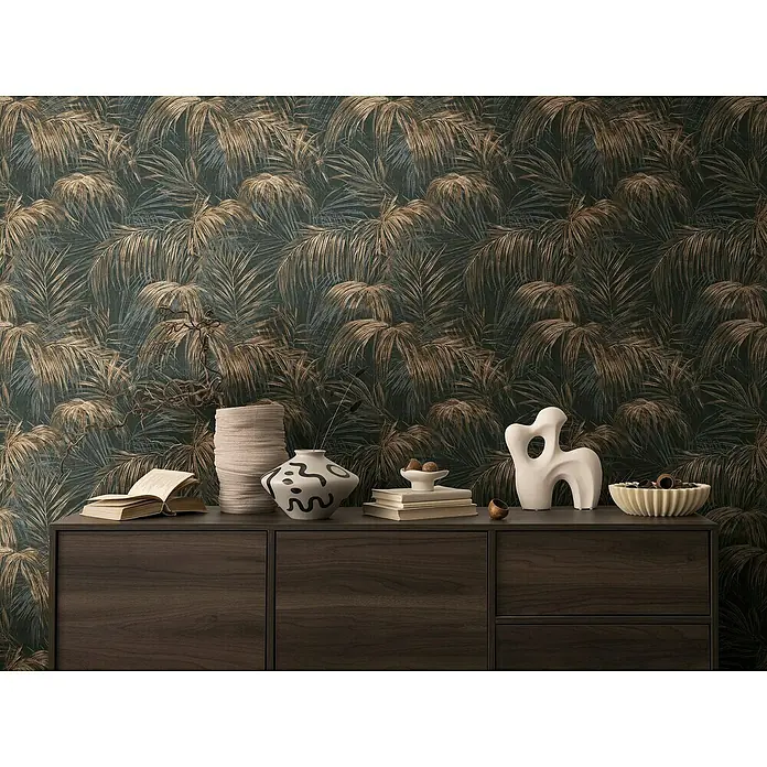 A.S. Création Michalsky Metropolis Vliestapete Farn - Schwarz-Beige-Braun, Floral, 10,05 x 0,53 m - Dekorative Kommode mit verschiedenen Dekoartikeln vor einer auffälligen Palmenblatt-Tapete für ein stilvolles Ambiente.