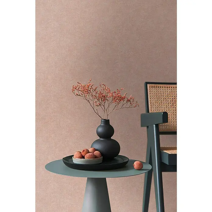 A.S. Création Metropolitan Stories Hot Spots Vliestapete - Braun-Beige-Rosa, Uni, 10,05 x 0,53 m - Dekoratives Stillleben mit schwarzer Vase, Beeren und einem Stuhl auf einem Beistelltisch.