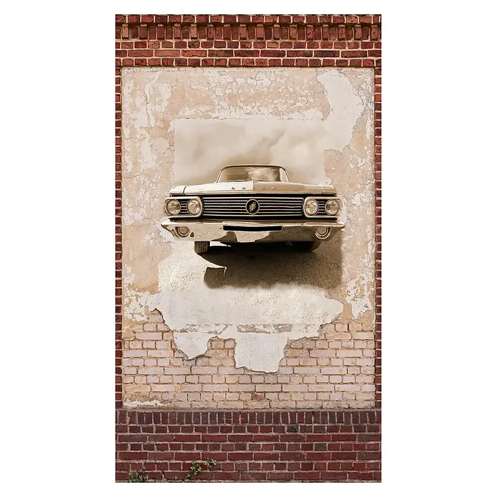 A.S. Création The Wall 2 Fototapete Oldtimer - B x H: 159 x 280 cm, Vlies - Detailaufnahme eines Oldtimer-Buick vor einer Backsteinmauer, die teilweise mit Putz bedeckt ist. Ein Hauch von Nostalgie und Verwitterung umgibt die Szene.