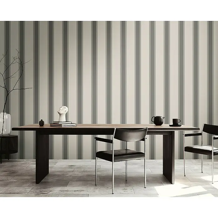 A.S. Création Michalsky Metropolis Vliestapete - Beige-Grau, Streifen, 10,05 x 0,53 m - Elegantes Esszimmer mit einem stilvollen Holztisch und modernen schwarzen Stühlen vor einer gestreiften Tapete.