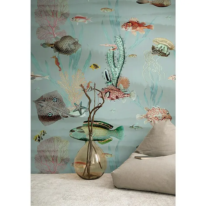 A.S. Création The Wall 3 Fototapete Fische - B x H: 159 x 280 cm, Vlies, Blau-Bunt-Rosa - Das Foto zeigt ein fantasievolles Tapetenmuster mit Meeresmotiven. Eine Dekovase mit Ästen steht vor der Wand und zwei Sitzsäcke ergänzen das Bild.