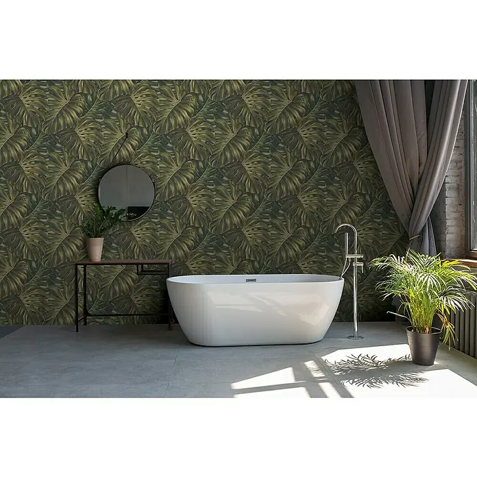 A.S. Création Pintwalls 2 Vliestapete Dschungel - Grün-Schwarz-Braun, Floral, 10,05 x 0,53 m - Freistehende Badewanne in einem modernen Badezimmer mit Pflanzenmuster-Tapete, Spiegel und großem Fenster mit Vorhang. Die Badewanne ist zentral im Raum platziert.