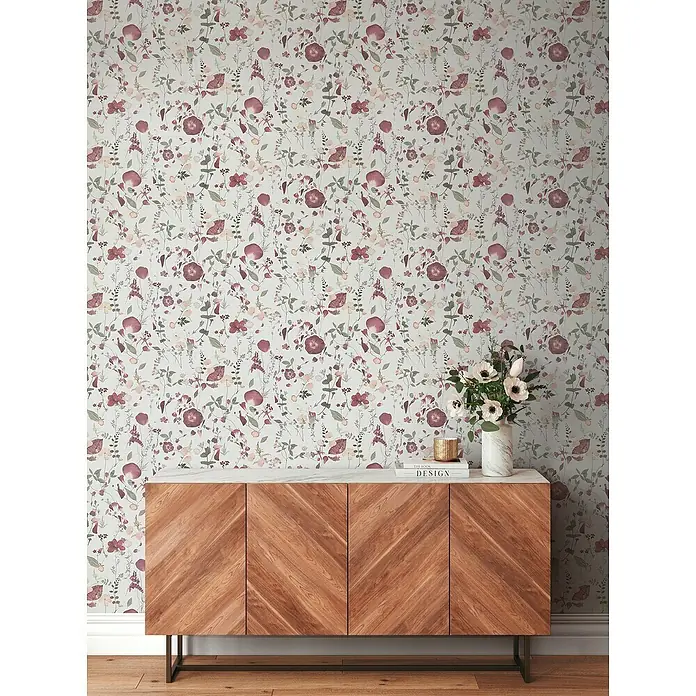 A.S. Création Pintwalls 2 Vliestapete Blumen - Weiß-Violett-Rosa, Floral, 10,05 x 0,53 m - Sideboard aus Holz mit Marmorplatte unter einer floralen Tapete. Moderne Aufbewahrungslösung für stilvolle Wohnräume.