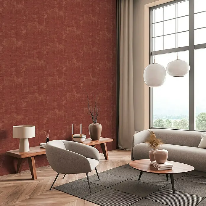 A.S. Création Daniel Hechter 7 Vliestapete - Orange-Rot, Streifen, 10,05 x 0,53 m - Moderne Wohnung mit einer stilvollen Couch, einem Sessel und einem Teppich auf einem Holzboden. Das Fenster lässt viel Licht herein.