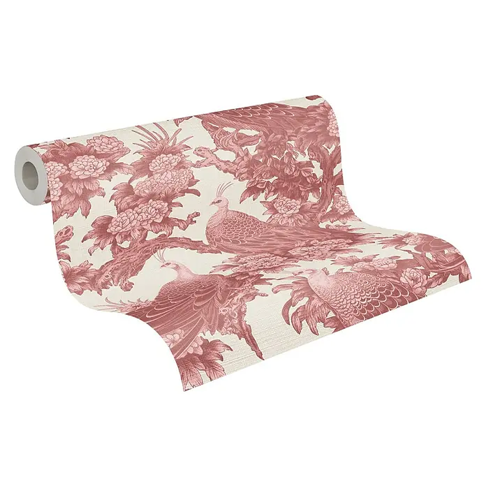 A.S. Création Michalsky Metropolis Vliestapete Dschungel - Rot-Creme-Rosa, Floral, 10,05 x 0,53 m - Nahaufnahme einer Rolle roter Toile-de-Jouy-Tapete mit floralen Mustern und Vogelmotiven auf beigem Hintergrund.
