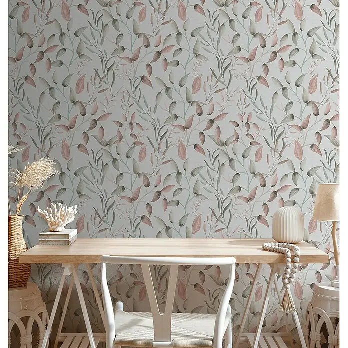 A.S. Création Pintwalls 2 Vliestapete Blätterranke - Grün-Rosa-Creme, Floral, 10,05 x 0,53 m - Nahaufnahme des Dekors mit zarten Blättern und einem Schreibtischarrangement, das eine beruhigende, stilvolle Raumatmosphäre schafft.