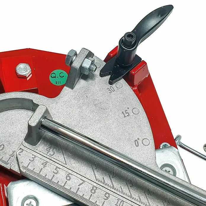 Heka Handfliesenschneider MaxiCut - Max. Schnittlänge: 1.200 mm - Nahaufnahme einer Fliesenschneidemaschine mit Winkelmesser und Skala zur präzisen Einstellung des Schnittwinkels und der Schnittlänge.