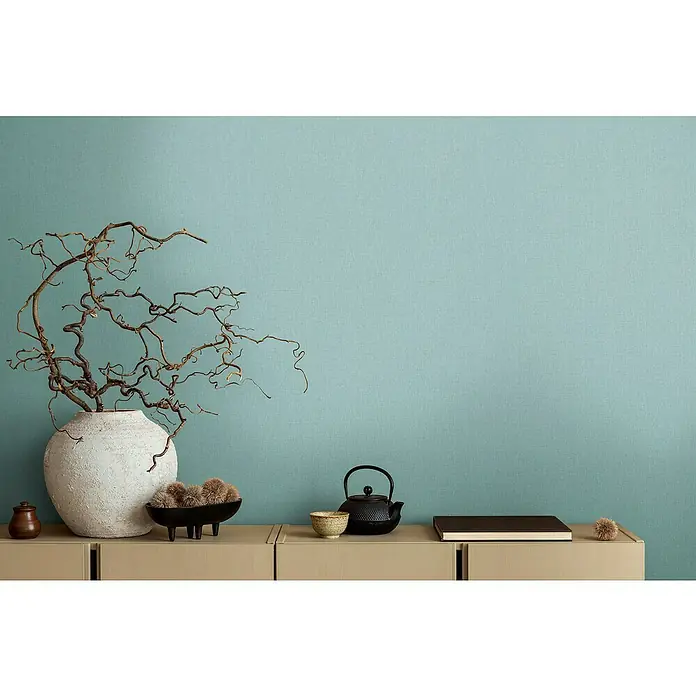 A.S. Création Michalsky Metropolis Vliestapete - Blau, Uni, 10,05 x 0,53 m - Dekorative Komposition mit einer weißen Vase, einer Teekanne und einem Buch, die ein elegantes und minimalistisches Design präsentieren.