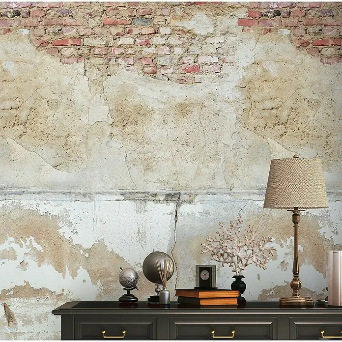 A.S. Création The Wall 2 Fototapete Steinwand alter Putz - B x H: 159 x 280 cm, Vlies - Antikes Sideboard mit Tischleuchte, Globus und Dekoration vor einer alten Ziegelwand. Elegantes Möbelstück für ein stilvolles Ambiente.