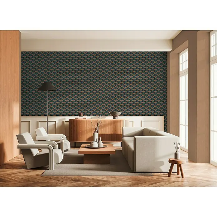 A.S. Création Daniel Hechter 7 Vliestapete 3D-Grafik - Blau-Grün-Schwarz, Grafisch, 10,05 x 0,53 m - Elegantes Wohnzimmer mit beigen Möbeln, Holzboden und einer auffälligen gemusterten Tapete, die dem Raum eine besondere Note verleiht.