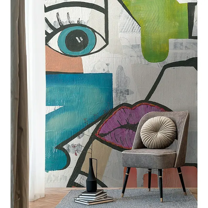 A.S. Création The Wall 3 Fototapete Kunst I - B x H: 212 x 280 cm, Vlies - Ein moderner grauer Sessel mit runder Kissenlehne vor einer abstrakten Wandkunst. Stilvolle Akzente setzen das Designobjekt und die Buchdekoration.