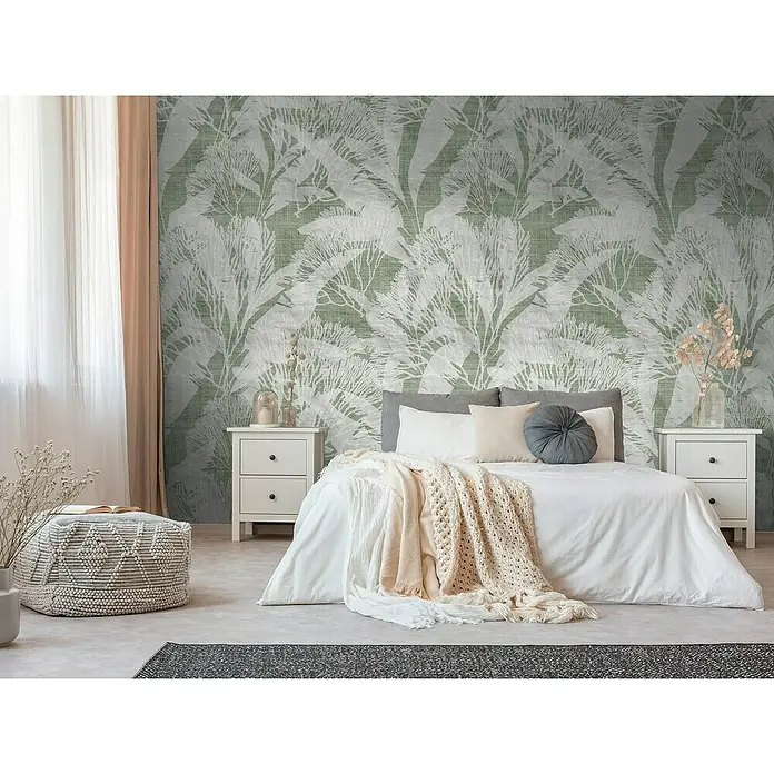 A.S. Création The Wall 3 Fototapete Blätter - B x H: 159 x 280 cm, Vlies - Schlafzimmer mit Bett, Nachttischen und einem Pouf auf einem Teppich. Wandtapete mit einem dezenten Muster in Weiß und Grün sorgt für ein modernes Ambiente.