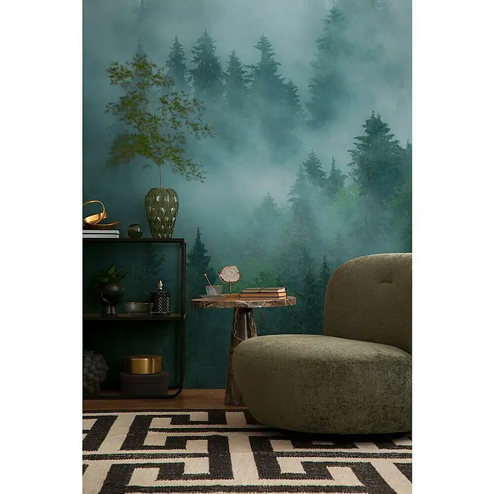 A.S. Création The Wall 3 Fototapete Dunkle Waldlandschaft im Nebel - B x H: 371 x 280 cm, Vlies - Gemütliche Leseecke mit Waldtapete, Sessel und einem stilvollen Teppich mit geometrischem Muster.