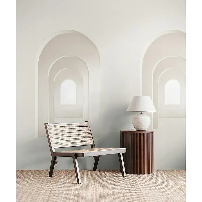 A.S. Création The Wall 3 Fototapete 3D-Optik Architekturbogen - B x H: 159 x 280 cm, Vlies - Elegantes Interieur mit einem modernen Rattan-Stuhl und einem Beistelltisch mit Lampe, vor einer Wand mit Bogendesign.