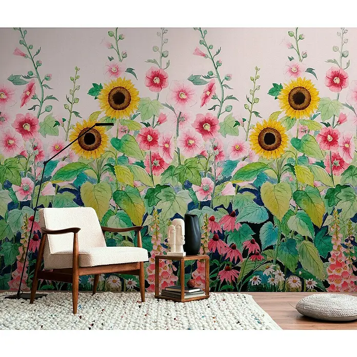 A.S. Création The Wall 3 Fototapete Blumenwiese - B x H: 159 x 280 cm, Vlies - Elegantes Wohnzimmer mit einem bequemen Sessel, einem stilvollen Beistelltisch und einer dekorativen Blumtapete.