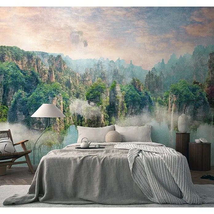 A.S. Création The Wall 3 Fototapete Landschaft - B x H: 371 x 280 cm, Vlies - Schlafzimmer mit Fototapete einer schwebenden Berglandschaft mit See, die eine ruhige und entspannende Atmosphäre schafft.