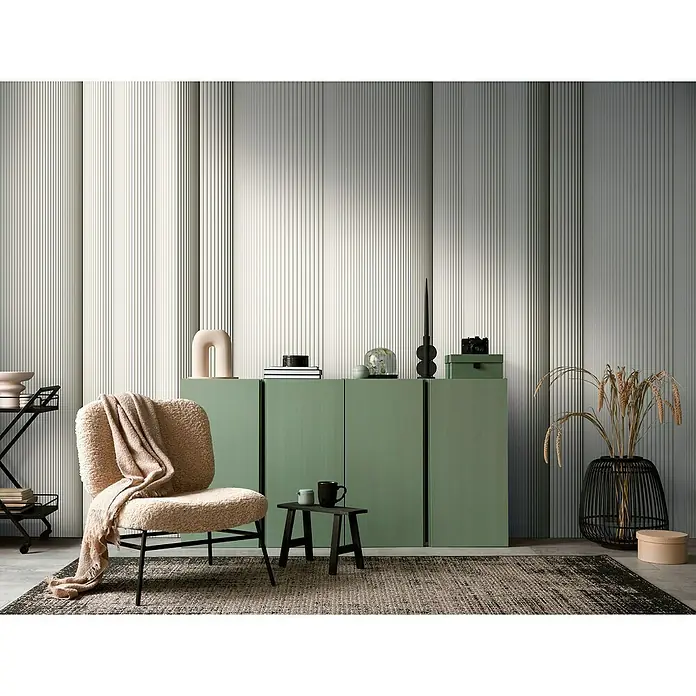 A.S. Création The Wall 3 Fototapete 3D-Grafik - B x H: 159 x 280 cm, Vlies, Beige-Creme - Einrichtungsfoto mit einem grünen Schrank, einem beigen Stuhl und dekorativen Elementen vor einer Wand mit vertikalen Linien. Stilvolles Wohnambiente.