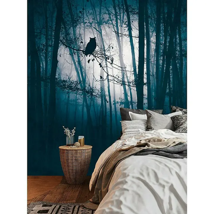 A.S. Création The Wall 3 Fototapete Eule - B x H: 371 x 280 cm, Vlies - Ein Schlafzimmer mit einer dunklen Waldtapete, die eine mystische Atmosphäre erzeugt, akzentuiert durch eine Nachttischlampe.