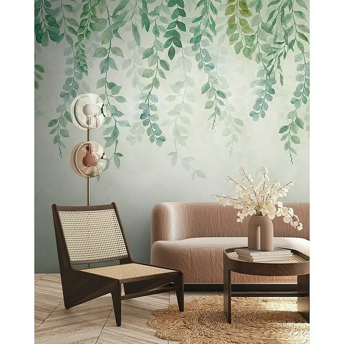 A.S. Création The Wall 3 Fototapete Blätterranken - B x H: 371 x 280 cm, Vlies - Elegantes Interieur mit einem Sessel aus dunklem Holz, einem sanften rosa Sofa und einem runden Teppich auf einem Holzboden vor einer grünen Blätterwand.