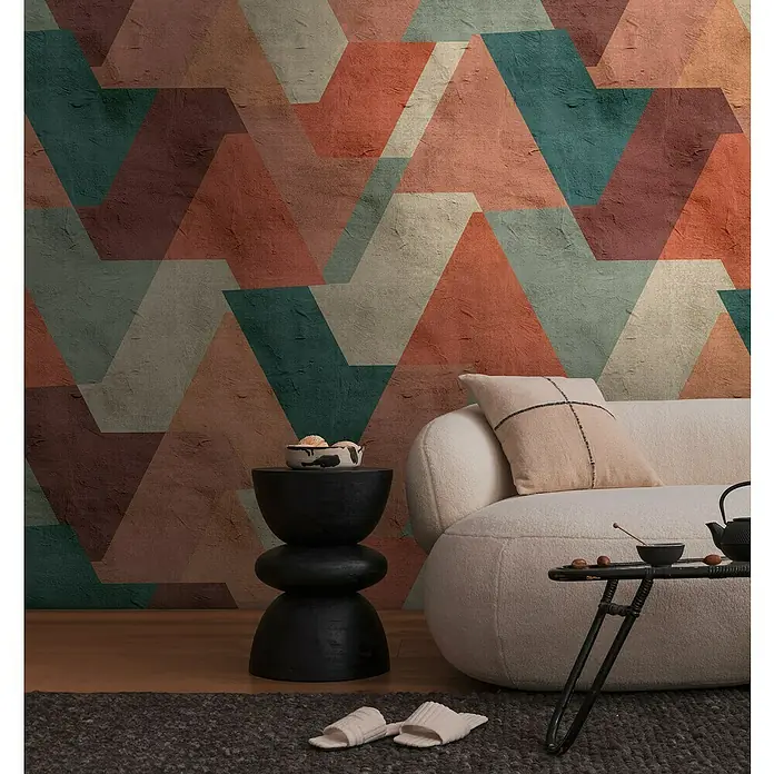 A.S. Création The Wall 3 Fototapete Grafik I - B x H: 159 x 280 cm, Vlies - Elegantes Wohnzimmer mit einem stilvollen Sofa, einem schwarzen Beistelltisch und einer Wand mit geometrischem Muster. Gemütliches Ambiente mit dekorativen Elementen.