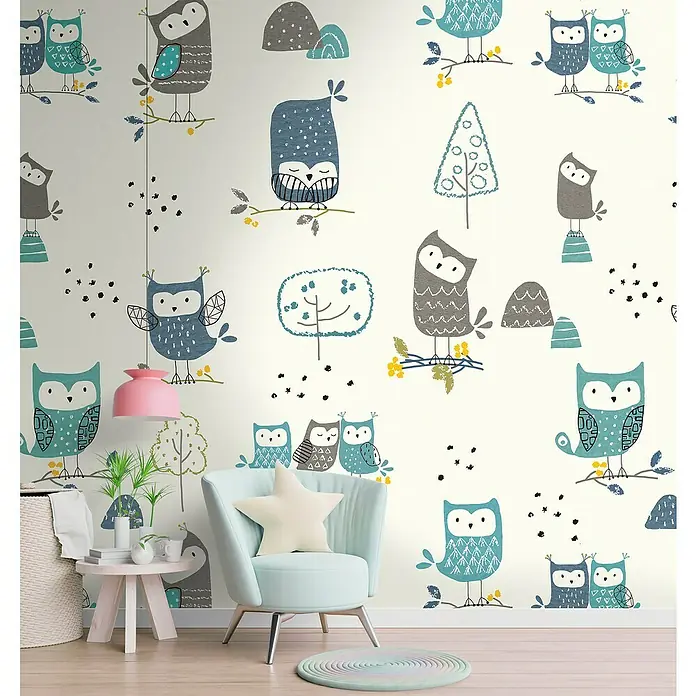 A.S. Création The Wall 2 Fototapete Eulen - B x H: 159 x 280 cm, Vlies - Gemütliches Kinderzimmer mit einem mintfarbenen Sessel und einer Tapete mit Eulenmotiven für eine fröhliche Atmosphäre.