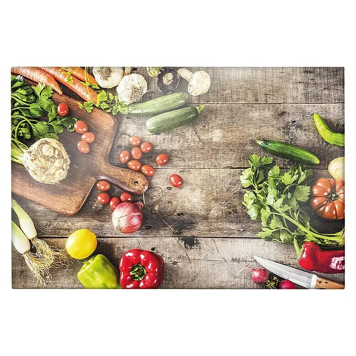 CUCINE Küchenrückwand - Garden Vegetables, 60 x 40 cm, Stärke: 6 mm, Einscheibensicherheitsglas (ESG) - Ein rechteckiges Schneidebrett mit verschiedenen Gemüsesorten wie Karotten, Zucchini und Paprika.