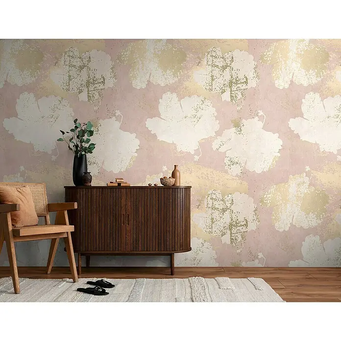 A.S. Création The Wall 3 Fototapete Blumen I - B x H: 159 x 280 cm, Vlies - Wohnzimmerinterieur mit einem braunen Holzschrank vor einer dekorativen rosa und goldenen Tapete mit Blumenmuster.